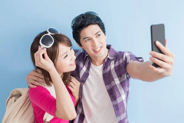 Unga par som tar selfie — Stockfoto