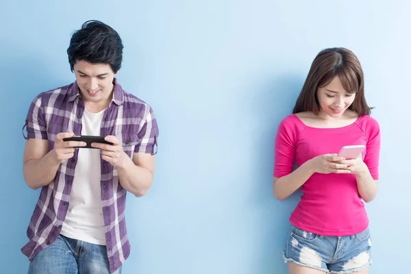 Jovem casal usando telefones — Fotografia de Stock