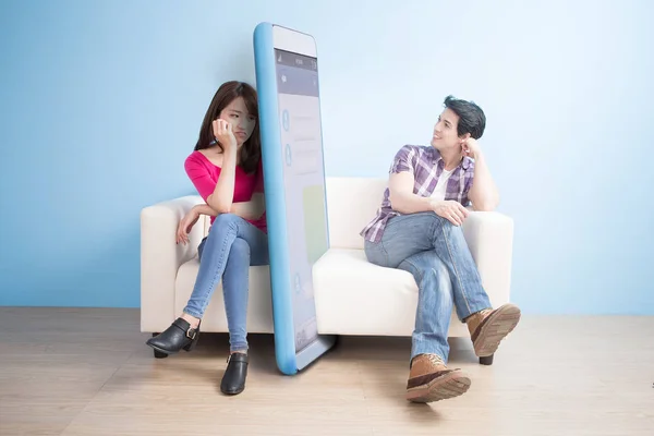 Hombre está jugando con el teléfono inteligente — Foto de Stock