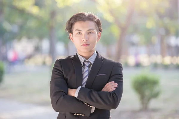 Азіатський бізнесмен, посміхаючись — стокове фото