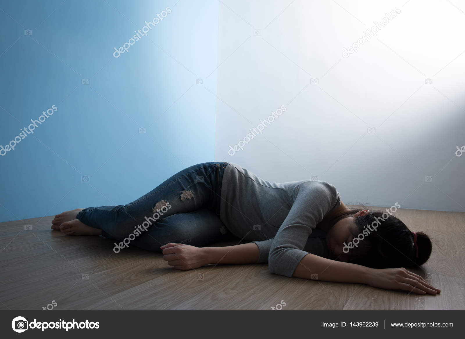 Woman lying on the floor Stock Photo by ©ryanking999 143962239