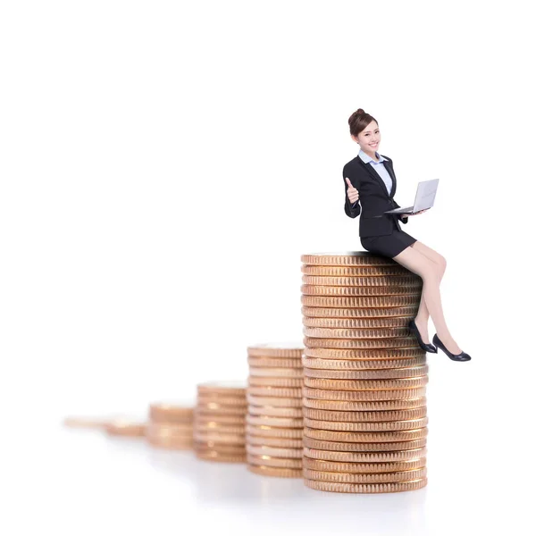 Vrouw zitten op munten — Stockfoto