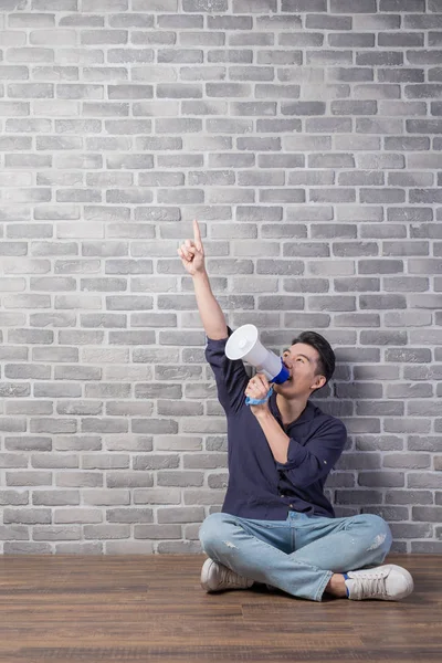 Homem com megafone mostrando algo — Fotografia de Stock