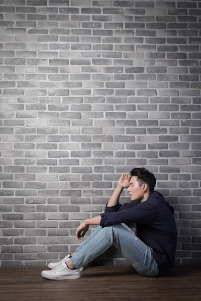 Człowiek siedzi w depresji — Zdjęcie stockowe