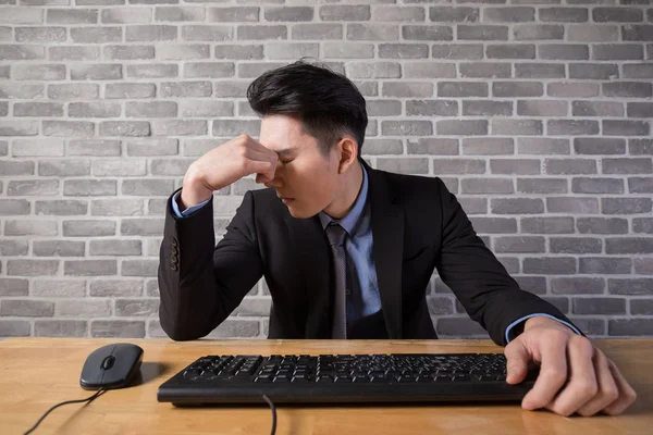 Hombre de negocios sentirse deprimido — Foto de Stock