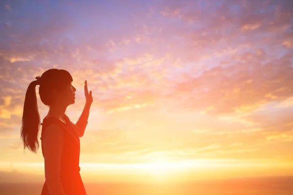 Mulher rezando piedoso com o nascer do sol — Fotografia de Stock
