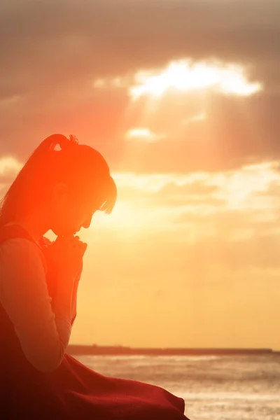 Frau betet fromm bei Sonnenaufgang — Stockfoto