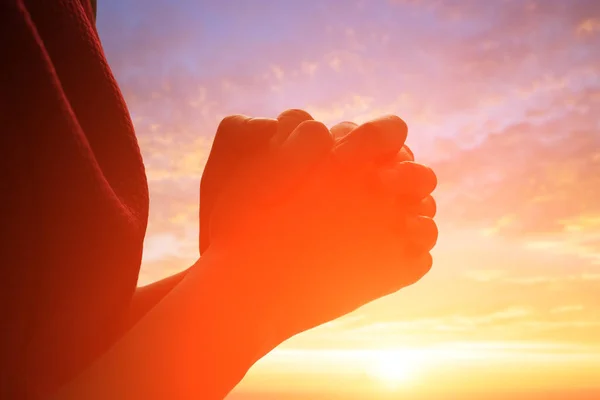 Nő imádkozott kegyes a sunrise — Stock Fotó