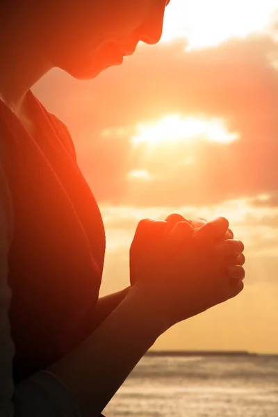 Mulher rezando piedoso com o nascer do sol — Fotografia de Stock