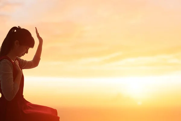 Frau betet fromm bei Sonnenaufgang — Stockfoto