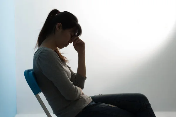 Vrouw zitten op de stoel — Stockfoto