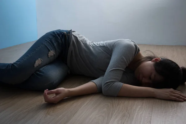 Woman lying on the floor — Stock Photo, Image