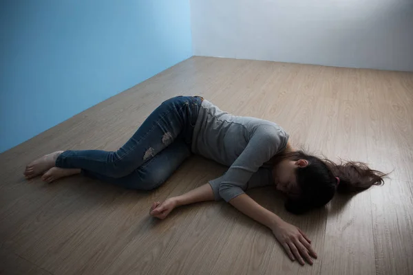 Kobieta leżąca na podłodze — Zdjęcie stockowe