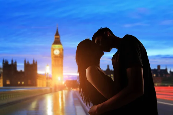 Silhouette di coppia si bacia — Foto Stock