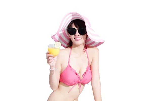 Mujer en bikini sosteniendo jugo de naranja — Foto de Stock