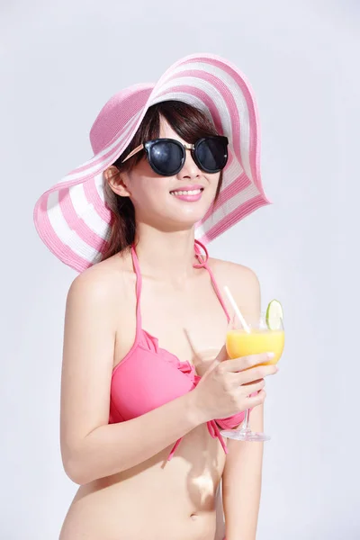 Mujer en bikini con zumo de naranja — Foto de Stock