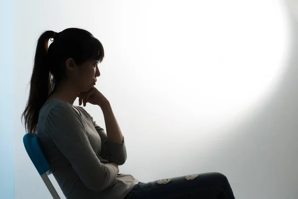 Frau sitzt auf dem Stuhl — Stockfoto