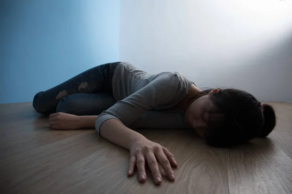 Kvinna liggande på golvet — Stockfoto