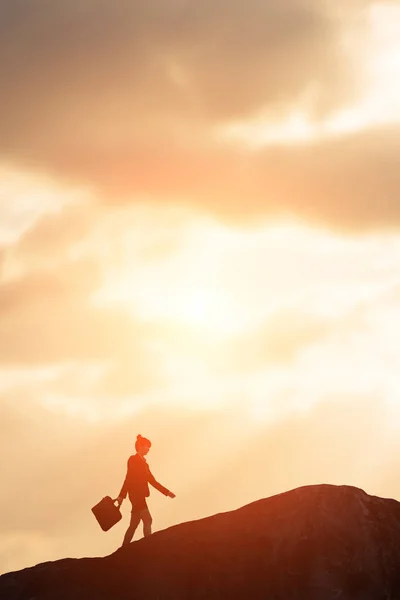 Zakenvrouw wandelen naar de top — Stockfoto