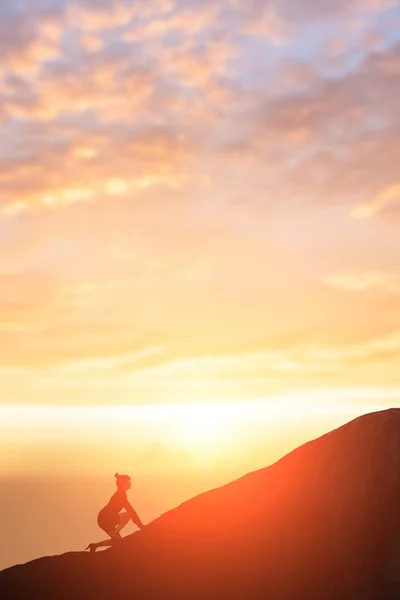 Business woman climbing on the mountain — Stock Photo, Image