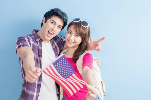 Mladý pár s americkou vlajkou — Stock fotografie