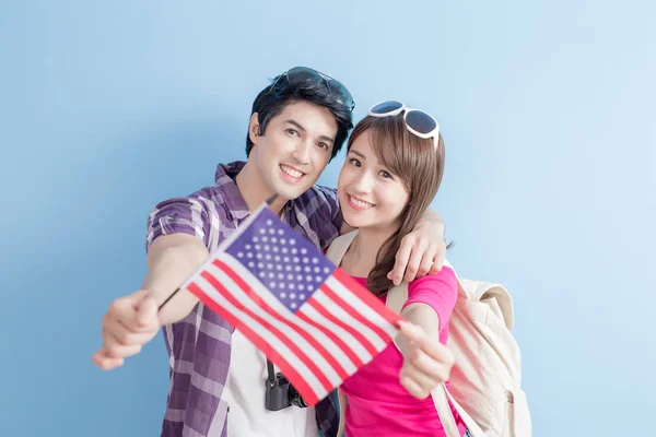 Jovem casal com bandeira americana — Fotografia de Stock