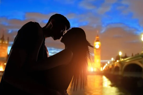 Silhouette de couple s'embrasse — Photo