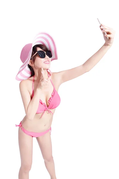 Frau im Bikini macht Selfie — Stockfoto