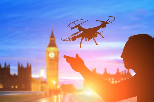 Man spelar med drone — Stockfoto