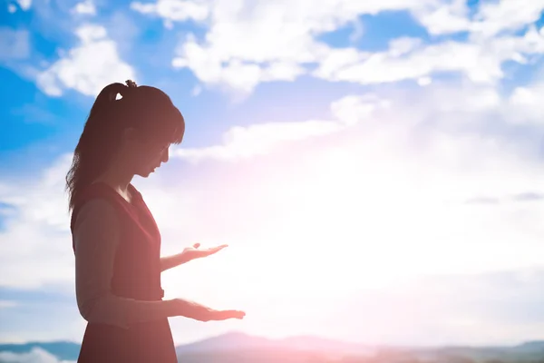Genç kadın güneş doğarken dua — Stok fotoğraf