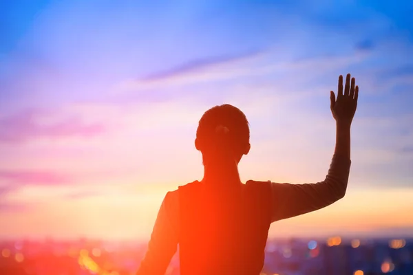 Jonge vrouw praying bij zonsopgang — Stockfoto