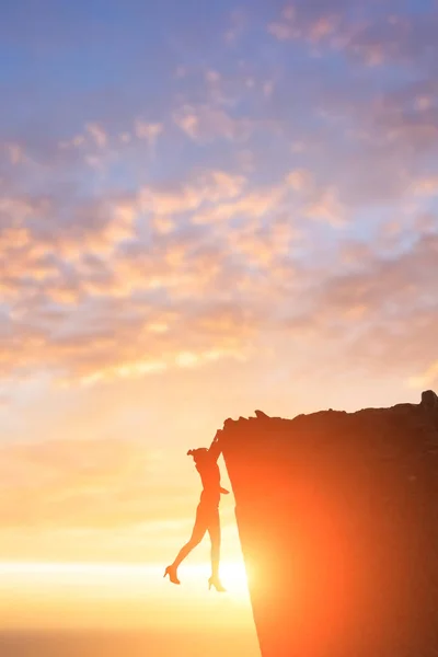 Businesswoman climbing on  cliff — Stock Photo, Image