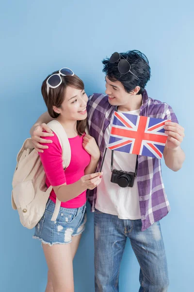 Молодая пара с британским флагом — стоковое фото