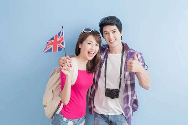 Mladý pár s britskou vlajkou — Stock fotografie