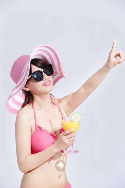 Skjønnhetskvinne gå med bikini lykkelig – stockfoto