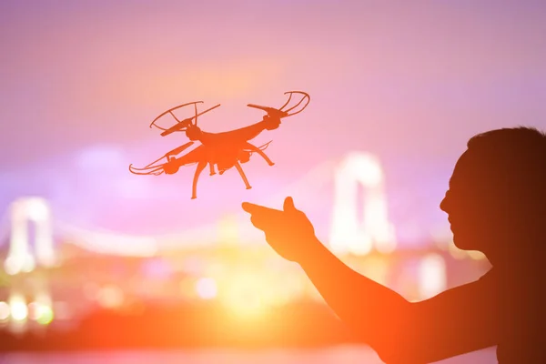 Homem brincando com dron — Fotografia de Stock