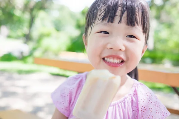 Ładna dziewczyna jedzenia popsicle — Zdjęcie stockowe