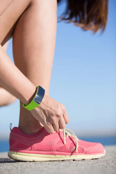 Mujer con dispositivo de reloj inteligente — Foto de Stock