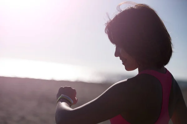 Mujer con dispositivo de reloj inteligente — Foto de Stock