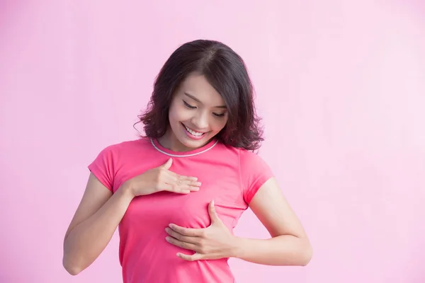 Mujer feliz revisando su pecho . — Foto de Stock