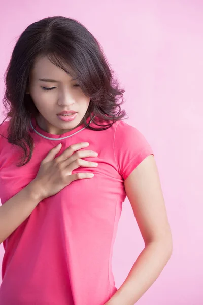 Mujer con dolor en el pecho — Foto de Stock