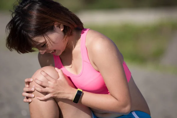 Femme sportive avec blessure au genou — Photo