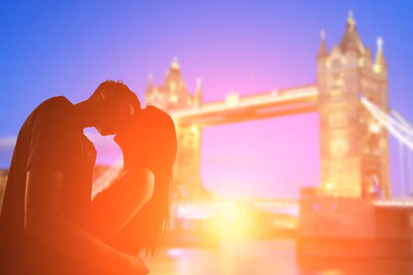 Silhouette of couple is kissing — Stock Photo, Image