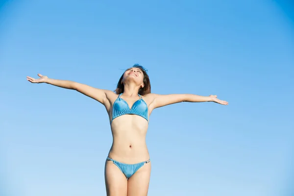 Frau posiert im Bikini — Stockfoto