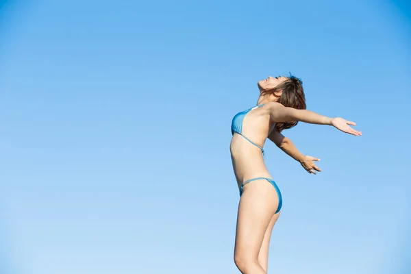 Kobieta w bikini pozowanie — Zdjęcie stockowe