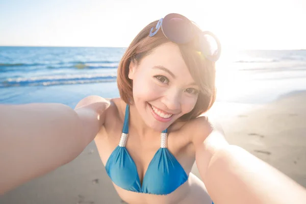 Selfie를 복용 하는 비키니에 있는 여자 — 스톡 사진