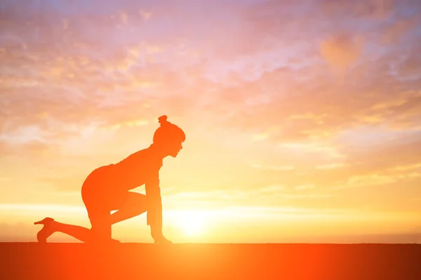 Ділова жінка біжить на заході сонця — стокове фото