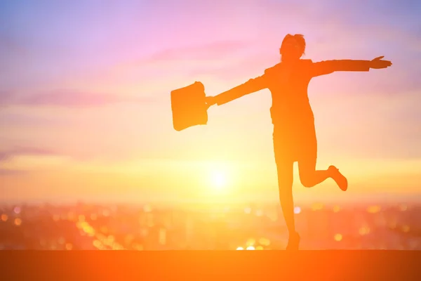 Mulher pulando ao pôr do sol — Fotografia de Stock