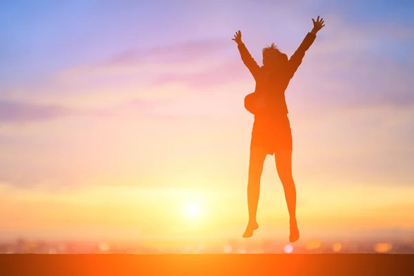 Femme d'affaires sautant au coucher du soleil — Photo