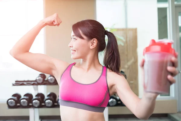 Deporte mujer sostiene proteína — Foto de Stock